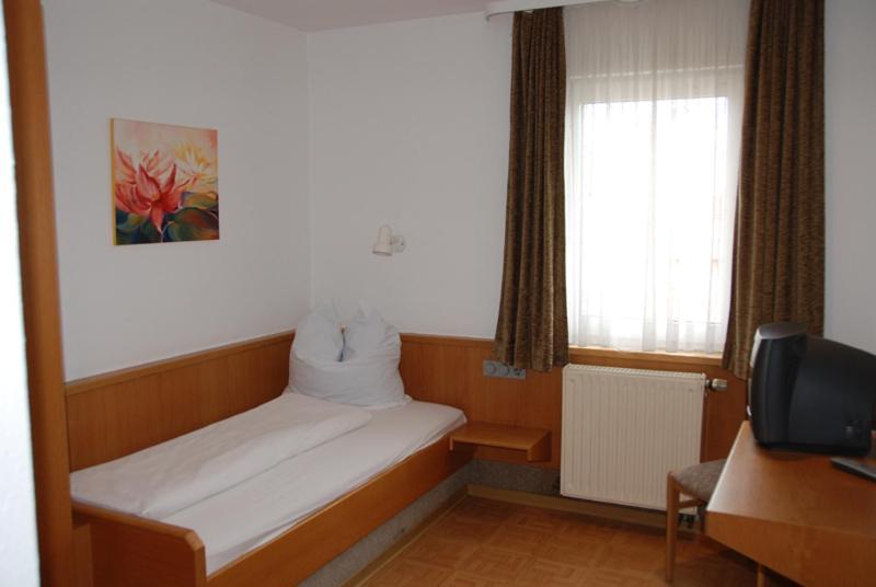 Hotel-Restaurant Zum Goldenen Hahnen Markgröningen Habitación foto